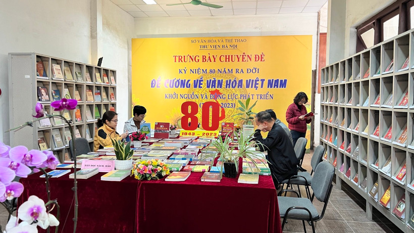 Độc giả đến nghiên cứu, tìm hiểu tại trưng bày.