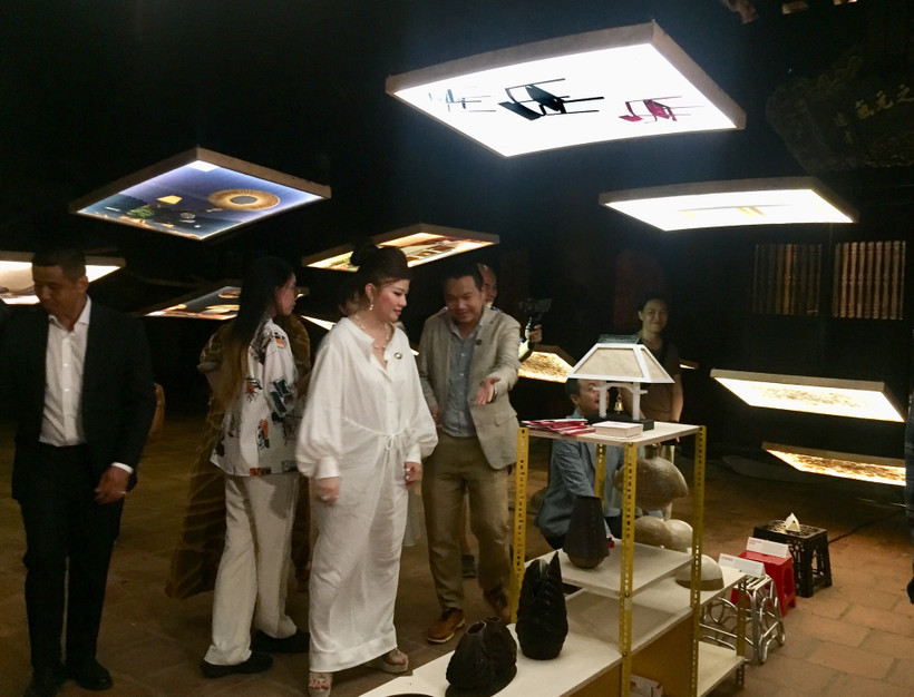  Các đại biểu tham quan những thiết kế tiêu biểu trong triển lãm. 