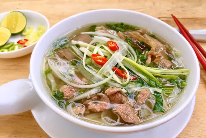 Khách du lịch sẽ được khám phá món phở với sự tham gia của robot trong chế biến và phục vụ.