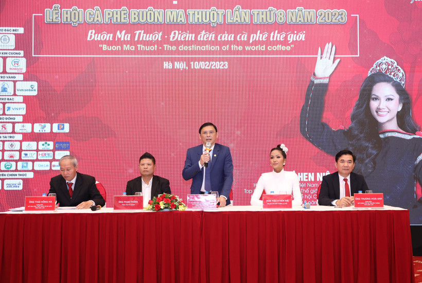 Đại diện Ban Tổ chức Lễ hội cà-phê trao đổi về các hoạt động trong lễ hội.