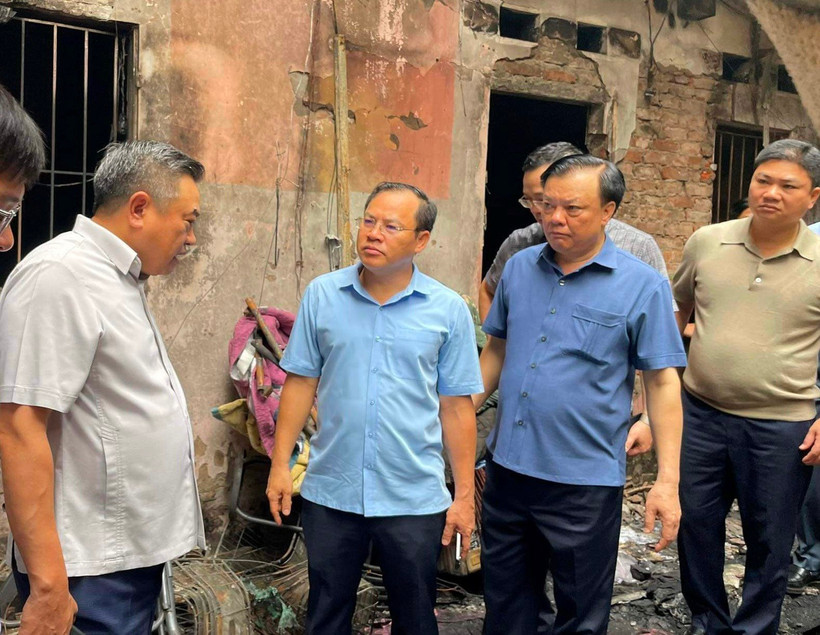 Bí thư Thành ủy Hà Nội Đinh Tiến Dũng và Chủ tịch Ủy ban nhân dân thành phố Hà Nội Trần Sỹ Thanh kiểm tra hiện trường vụ cháy. (Ảnh: Hải Hà)