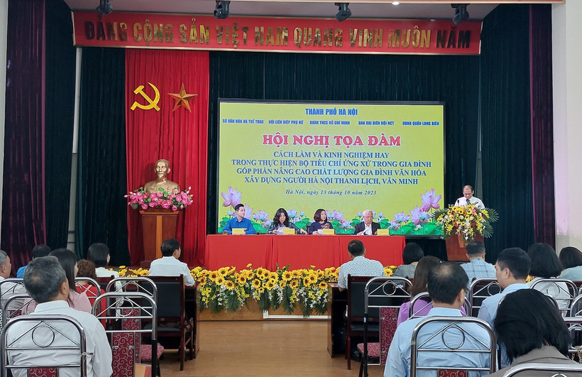 Các đại biểu chia sẻ kinh nghiệm về xây dựng văn hoá gia đình tại Hội nghị.