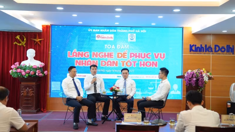 Các đại biểu trao đổi về việc làm thế nào để Trung tâm Phục vụ hành chính công giải quyết công việc hiệu quả hơn nữa.