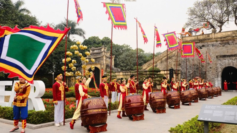 Hoàng thành Thăng Long rực rỡ sắc xuân trong những ngày Tết.
