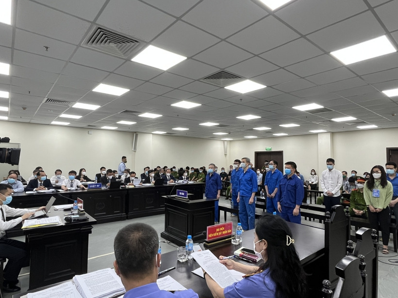 Bị cáo Nguyễn Quang Tuấn cùng đồng phạm tại phiên tòa.