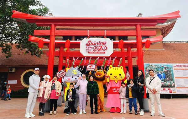 Khách du lịch tham gia các hoạt động tại Thiên đường Bảo Sơn. 