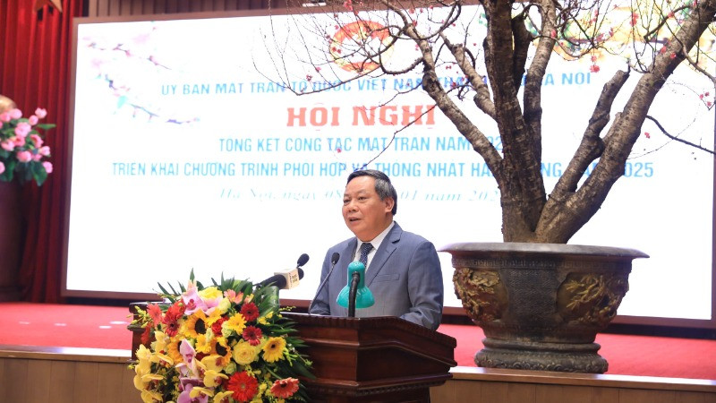 Phó Bí thư Thường trực Thành ủy Hà Nội Nguyễn Văn Phong phát biểu tại Hội nghị.