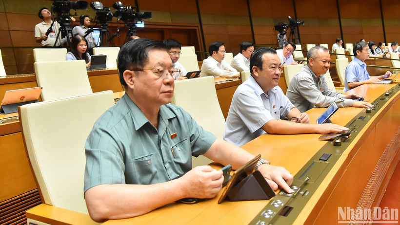 Quốc hội biểu quyết thông qua Nghị quyết về phương án phân bổ ngân sách trung ương năm 2024. (Ảnh: THỦY NGUYÊN) 