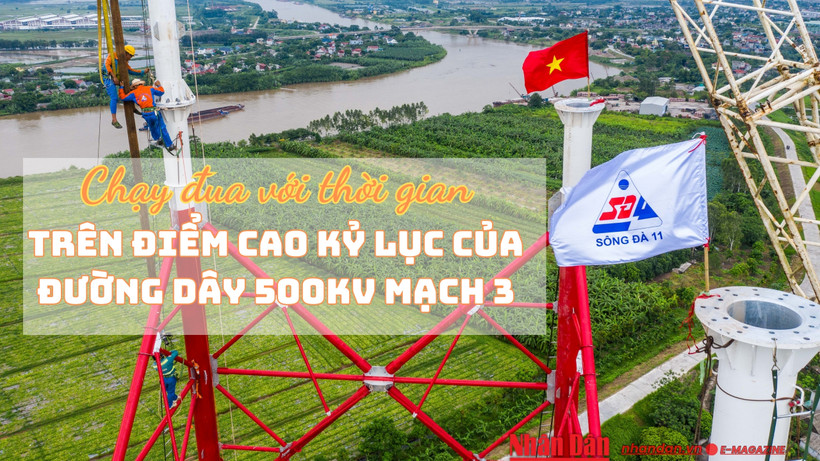 Công nhân Sông Đà 11 đu mình trên cao thi công cột cao 145m vượt sông trên đường dây 500kV mạch 3. (Ảnh: THÀNH ĐẠT)