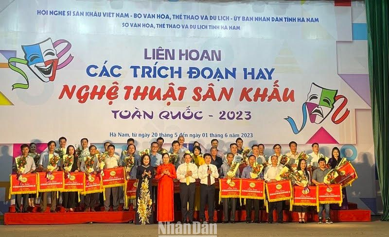 Tặng hoa và cờ lưu niệm cho đại diện các đơn vị nghệ thuật tham dự Liên hoan.