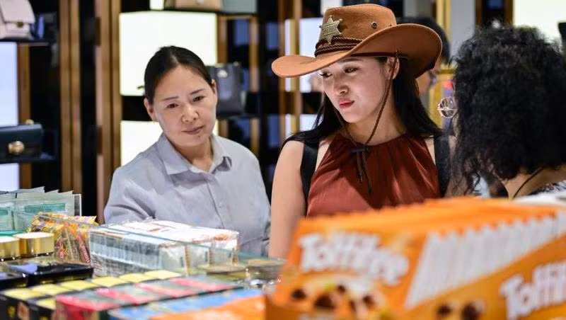 Khách du lịch ghé thăm cửa hàng miễn thuế tại Trung tâm Hợp tác biên giới quốc tế Horgos ở biên giới Trung Quốc-Kazakhstan, Horgos, Khu tự trị Tân Cương, ngày 26/7/2024. (Ảnh: Tân Hoa xã) 