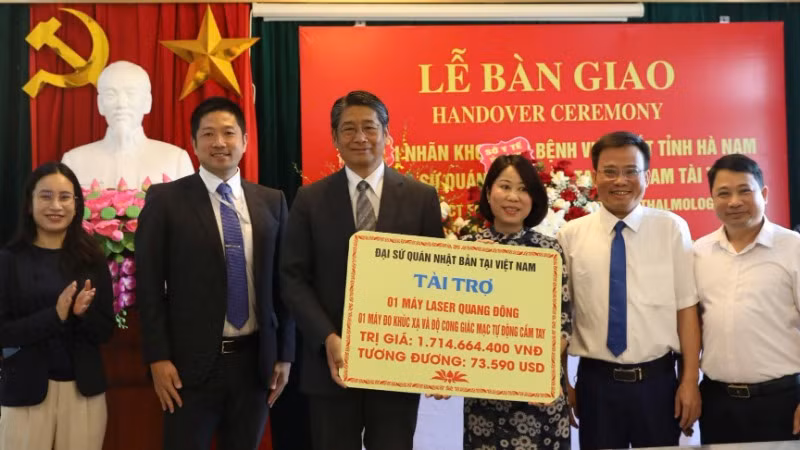 Quang cảnh lễ bàn giao thiết bị tại Bệnh viện Mắt tỉnh Hà Nam. (Ảnh: Đại sứ quán Nhật Bản tại Việt Nam cung cấp) 
