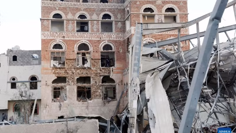 Hiện trường đổ nát sau cuộc không kích của Mỹ vào Sanaa, Yemen, ngày 20/3/2025. (Ảnh: Xinhua) 