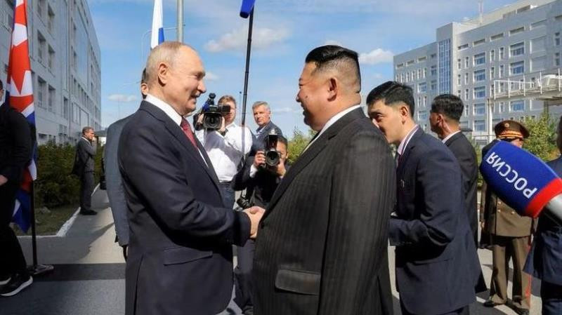 Tổng thống Nga Vladimir Putin chào đón nhà lãnh đạo Triều Tiên Kim Jong Un trong chuyến thăm Nga, tháng 9/2023. (Ảnh: KCNA) 