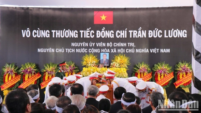 Gia đình cùng các đại biểu chứng kiến Đội nghi lễ tiến hành hạ huyệt linh cữu nguyên Chủ tịch nước Trần Đức Lương. (Ảnh: HIỂN CỪ) 