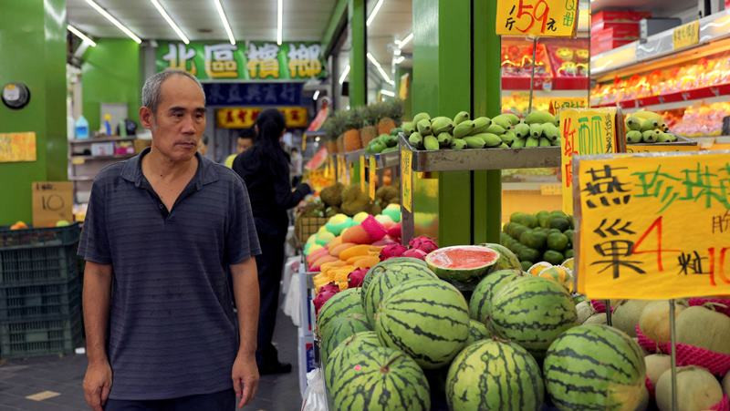 Người dân Đài Loan (Trung Quốc) mua trái cây ở Đài Bắc, Đài Loan, ngày 2/7/2024. (Ảnh: Reuters) 