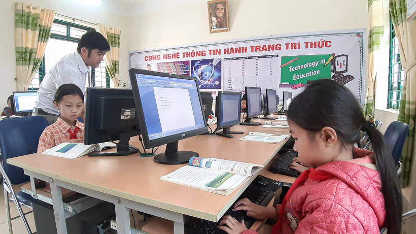 Học sinh vùng cao Điện Biên thực hành tin học. (Ảnh: VOV) 
