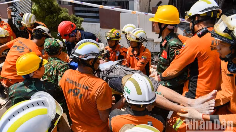 Hoạt động cứu hộ được tiến hành sau động đất tại Myanmar. (Ảnh: THÀNH ĐẠT)