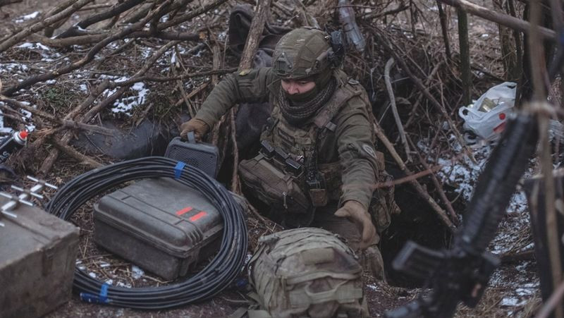 Quân nhân Ukraine chuẩn bị điều khiển máy bay không người lái gần thị trấn Avdiivka, Donetsk, ngày 20/2/2024. (Ảnh: Reuters) 