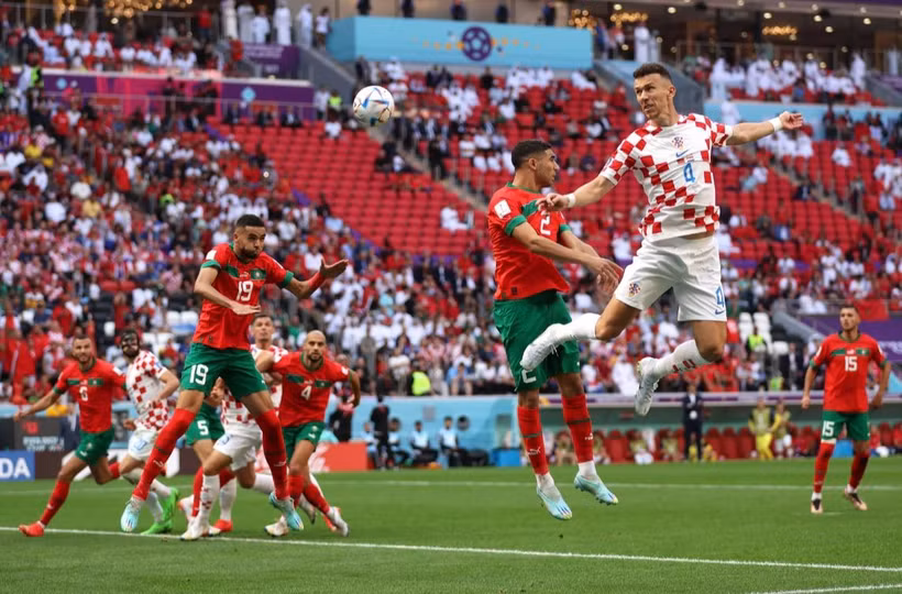 Maroc (áo đỏ) đã có trận đấu được xem là thành công khi cầm chân được đương kim á quân Croatia trong ngày ra quân. (Ảnh: FIFA)