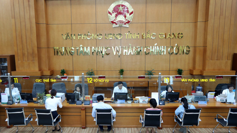 Giải quyết các thủ tục hành chính tại Trung tâm Phục vụ hành chính công tỉnh Bắc Giang. (Ảnh minh họa: TTXVN)