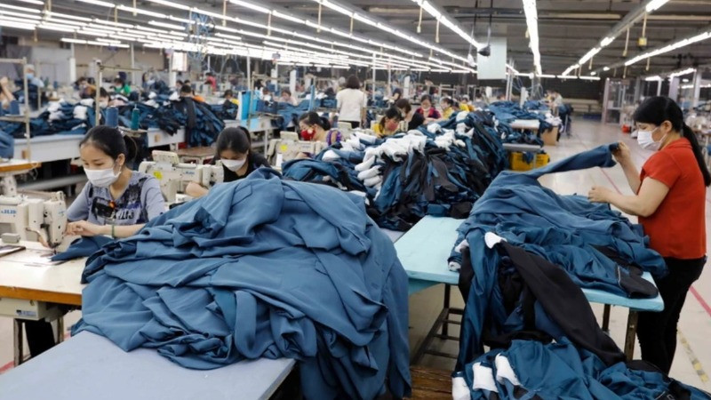 Xuất khẩu dệt may duy trì tốc độ tăng trưởng bất chấp các biện pháp phòng vệ thương mại, thể hiện tính cạnh tranh cao của nhóm hàng dệt may nước ta tại thị trường Indonesia. (Ảnh minh họa: TTXVN) 