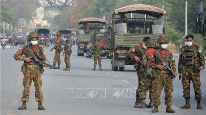 Binh sĩ Myanmar gác trên đường phố tại Naypyidaw. (Ảnh tư liệu: AFP/TTXVN)