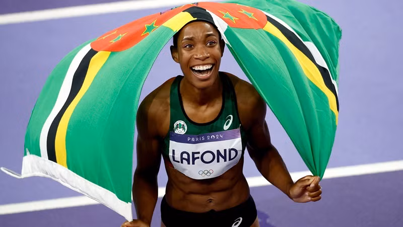 Thea Lafond giành huy chương Olympic đầu tiên trong lịch sử Dominica. (Ảnh: EPA-EFE/Shutterstock)