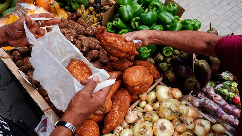 Người dân mua rau củ ở trung tâm thủ đô La Habana, Cuba, ngày 11/3/2024. (Ảnh minh họa: Reuters) 