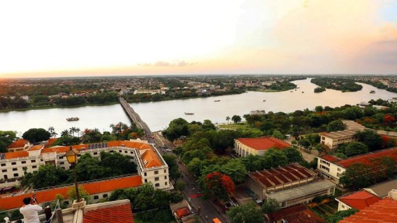Một góc thành phố Huế nhìn từ cầu Trường Tiền về phía Cồn Hến. (Ảnh: TTXVN) 