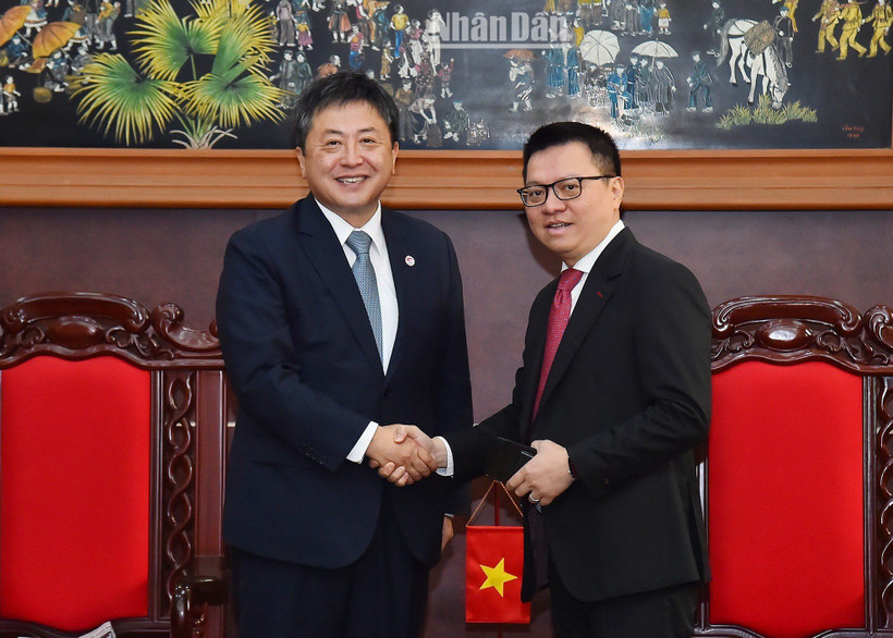 Tổng Biên tập Lê Quốc Minh tiếp Trưởng Đại diện JICA tại Việt Nam, ông Shimizu Akira. (Ảnh: THỦY NGUYÊN)