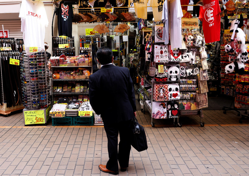 Hàng hóa trưng bày tại 1 cửa hàng ở khu mua sắm Ameyoko, Tokyo, Nhật Bản, ngày 20/5/2022. (Ảnh: Reuters)