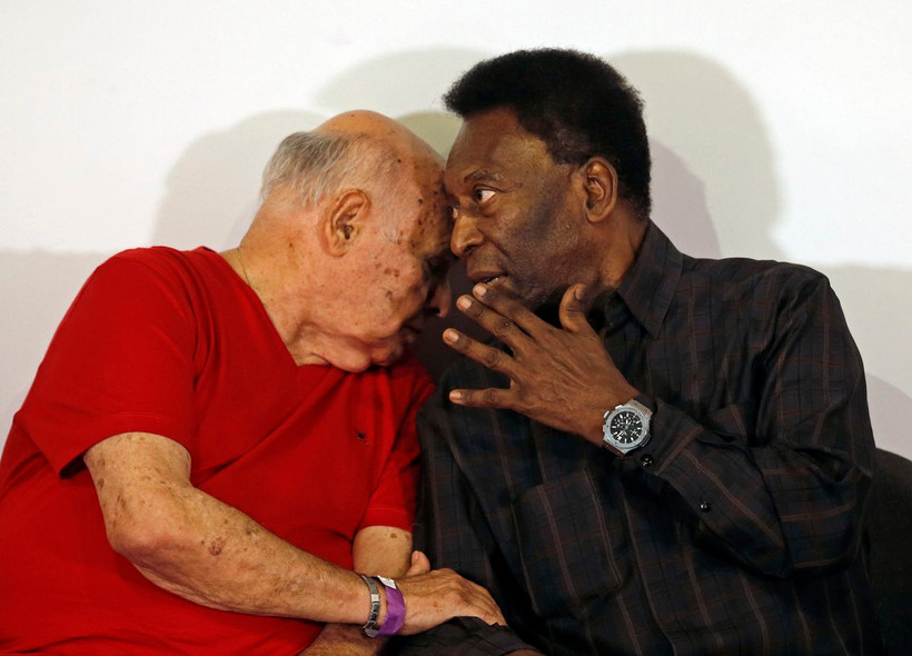 Huyền thoại bóng đá Brazil Pele (phải) trò chuyện với người đồng đội cũ Pepe trong buổi lễ ký tặng sách tại Bảo tàng Pele ở Santos, ngày 12/3/2015. (Ảnh: Reuters)