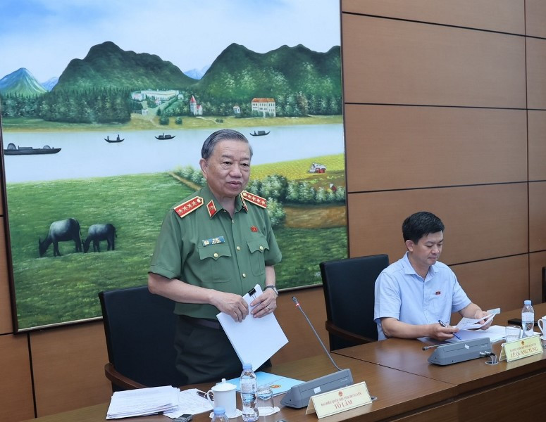 Bộ trưởng Công an Tô Lâm phát biểu thảo luận tại Tổ 12. (Ảnh: DUY LINH)