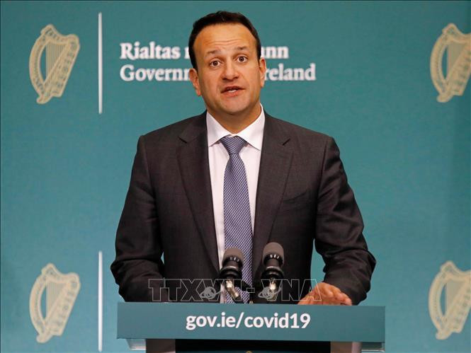 Thủ tướng Ireland Leo Varadkar trong cuộc họp báo tại Dublin ngày 10/4/2020. (Ảnh: AFP/TTXVN)