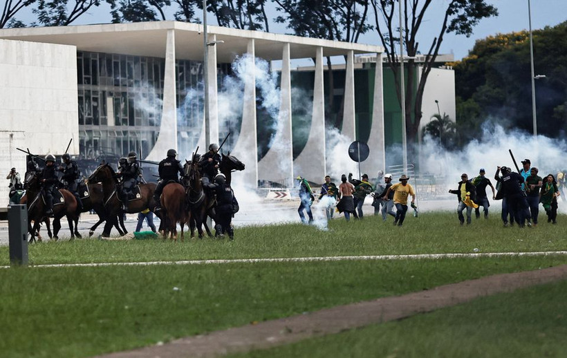 Những người ủng hộ cựu Tổng thống Brazil Jair Bolsonaro đụng độ với lực lượng an ninh trong cuộc biểu tình bên ngoài Dinh tổng thống ở Brasilia, Brazil, ngày 8/1/2023. (Ảnh: Reuters)