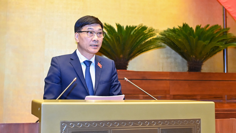 Ủy viên Ủy ban Thường vụ Quốc hội, Chủ nhiệm Ủy ban Kinh tế của Quốc hội Vũ Hồng Thanh trình bày Báo cáo giải trình, tiếp thu, chỉnh lý dự thảo Luật Đất đai (sửa đổi). (Ảnh: DUY LINH) 