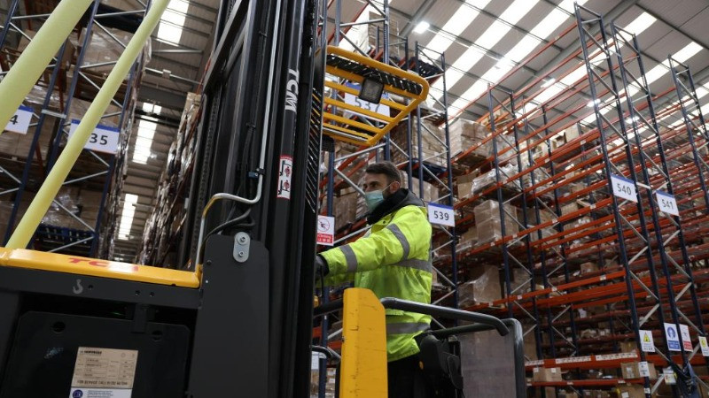 Nhân viên làm việc trong kho của một công ty ở Birmingham, Anh. (Ảnh minh họa: Xinhua) 