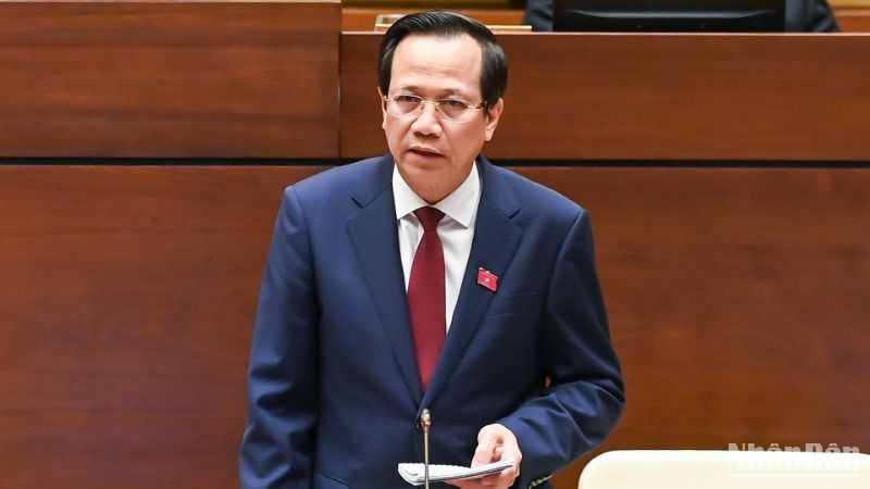 Bộ trưởng Lao động-Thương binh và Xã hội Đào Ngọc Dung giải trình, làm rõ một số vấn đề đại biểu Quốc hội nêu. (Ảnh: DUY LINH)