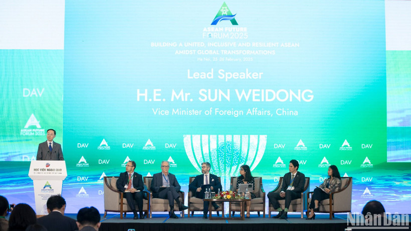 Quang cảnh Phiên toàn thể thứ 4 trong khuôn khổ Diễn đàn Tương lai ASEAN 2025 với chủ đề “AI, quản trị các công nghệ mới nổi nhằm bảo đảm an ninh toàn diện”. (Ảnh: SƠN TÙNG) 