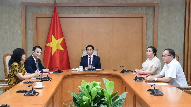 Phó Thủ tướng Chính phủ, Bộ trưởng Ngoại giao Bùi Thanh Sơn điện đàm với Phó Chủ tịch Ủy ban châu Âu (EC), Đại diện cấp cao EU về Chính sách đối ngoại và an ninh Kaja Kallas. (Ảnh: Cổng thông tin điện tử Chính phủ) 