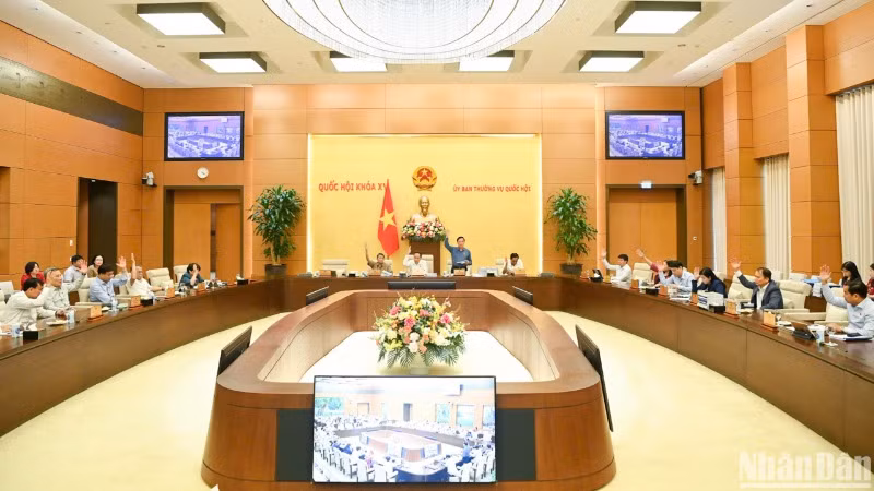 Ủy ban Thường vụ Quốc hội biểu quyết tán thành, nhất trí thông qua các Nghị quyết về việc sắp xếp đơn vị hành chính cấp huyện, cấp xã giai đoạn 2023-2025 của 21 tỉnh, thành phố. (Ảnh: DUY LINH) 