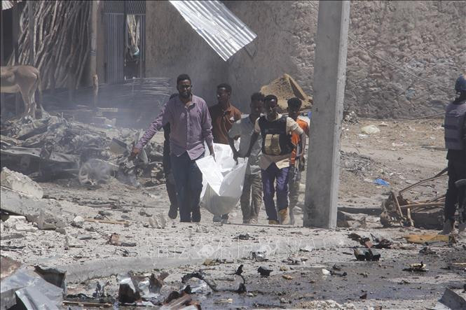 Lực lượng cứu hộ chuyển nạn nhân tại hiện trường vụ đánh bom xe ở Mogadishu, Somalia, ngày 12/1/2022. (Ảnh tư liệu: THX/TTXVN)