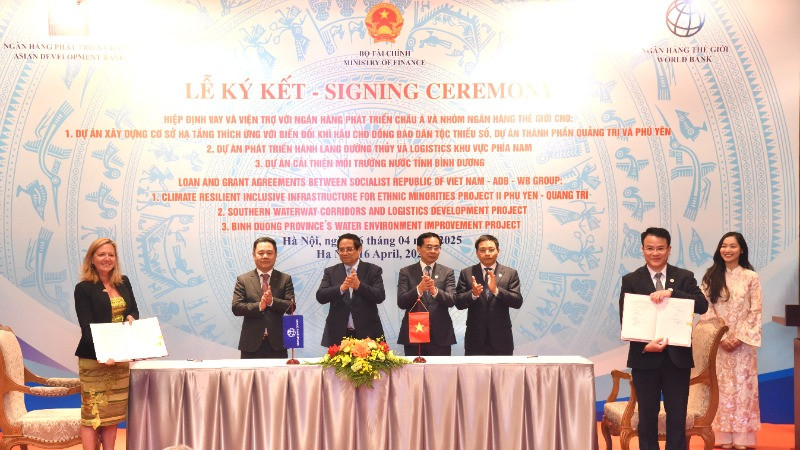 Thủ tướng Phạm Minh Chính chứng kiến lễ ký kết các hiệp định vay và viện trợ giữa Việt Nam với Ngân hàng Thế giới (WB) cho các Dự án cải thiện môi trường nước tỉnh Bình Dương và phát triển hành lang lang đường thủy và logistics phía nam. (Ảnh: TRẦN HẢI)