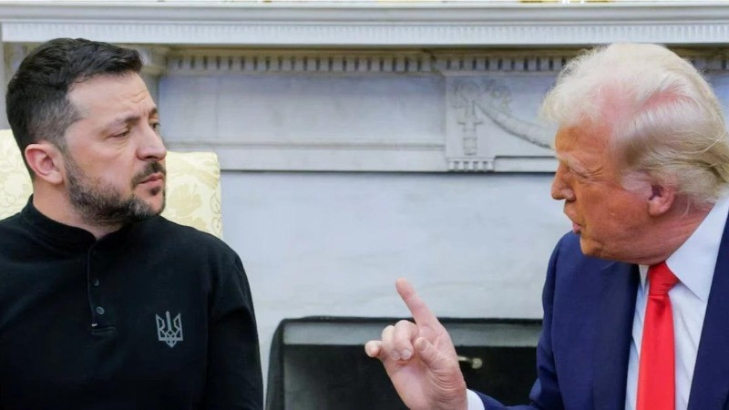 Tổng thống Mỹ Donald Trump (phải) hội đàm với Tổng thống Ukraine Volodymyr Zelensky tại Nhà trắng, ngày 28/2/2025. (Ảnh: Reuters/TTXVN)