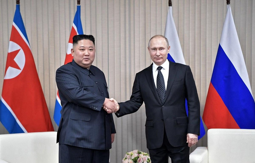 Tổng thống Nga Vladimir Putin (phải) và nhà lãnh đạo Triều Tiên Kim Jong Un tại cuộc gặp ở Vladivostok, Nga, ngày 25/4/2019. (Ảnh: AFP/TTXVN)