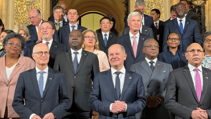 Phó Thủ tướng Hồ Đức Phớc (đứng giữa, phía trên Thủ tướng Đức Olaf Scholz) chụp ảnh với các nhà lãnh đạo chính phủ và nhà nước tham dự Hội nghị Hamburg về Phát triển bền vững (HSC). (Ảnh: TTXVN) 