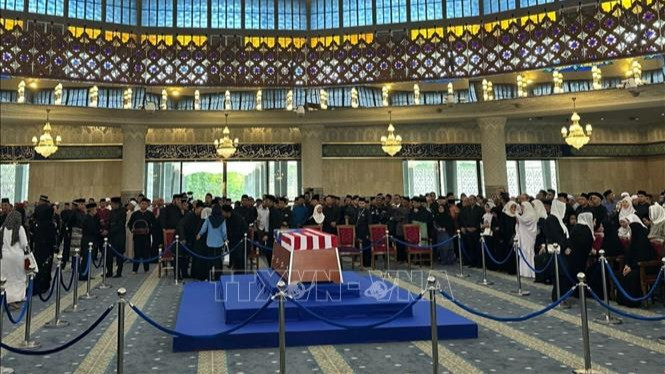 Thi hài của cố Thủ tướng Abdullah bin Ahmad Badawi được đặt tại sảnh cầu nguyện chính của Nhà thờ Hồi giáo quốc gia. (Ảnh: TTXVN) 