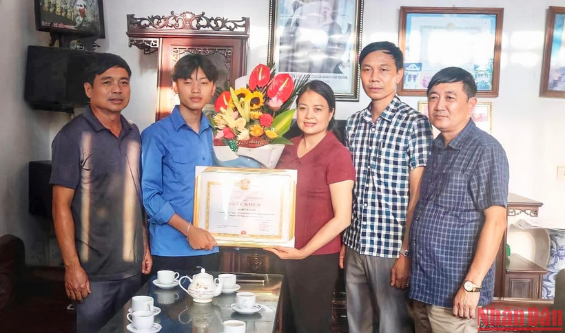Biểu dương hành động cứu người của em Bùi Hải An (thứ hai từ trái sang).