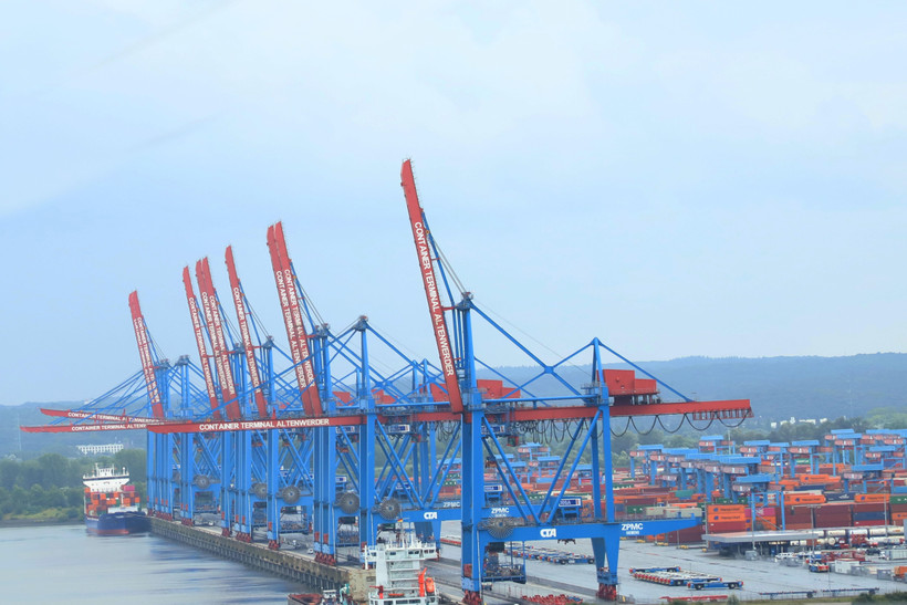 Một cụm cảng bốc dỡ hàng tại thành phố Hamburg, Đức. (Ảnh: TTXVN)